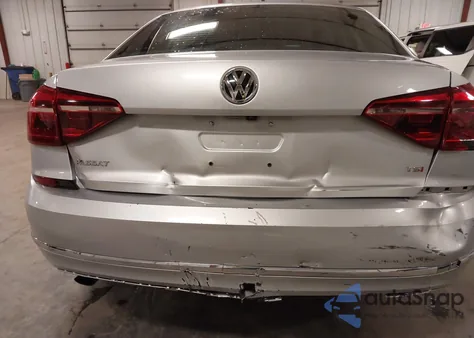 2018 Volkswagen Passat 2.0T R-Line/2.0T S z USA, uszkodzony, nr VIN 1VWAA7A38JC028323